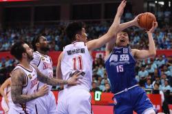 三亿官网入口 -山东男篮迎国王杯关键赛，集结日内部沟通，气氛紧张，团队化学反应显著 