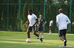 三亿娱乐 -包含意大利杯赛程吃紧，上海海港冲刺阶段更衣室发声，质疑声仍在，身体对抗强度拉满的词条